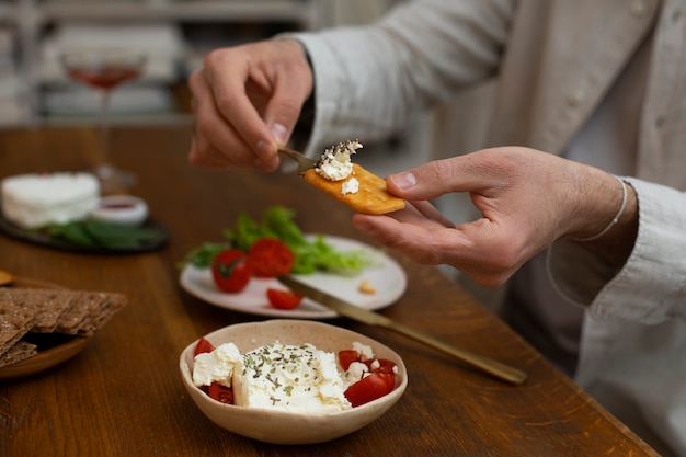 Foto gratuita vista lateral adulto comiendo queso fresco