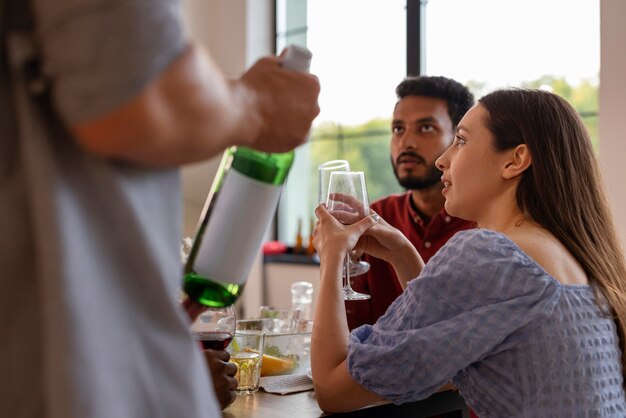 Foto gratuita vista lateral de amigos en la fiesta de cena