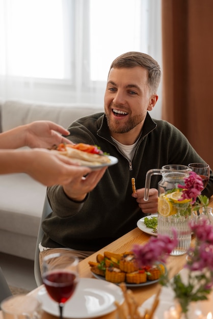 Foto gratuita vista lateral de amigos en una fiesta de cena