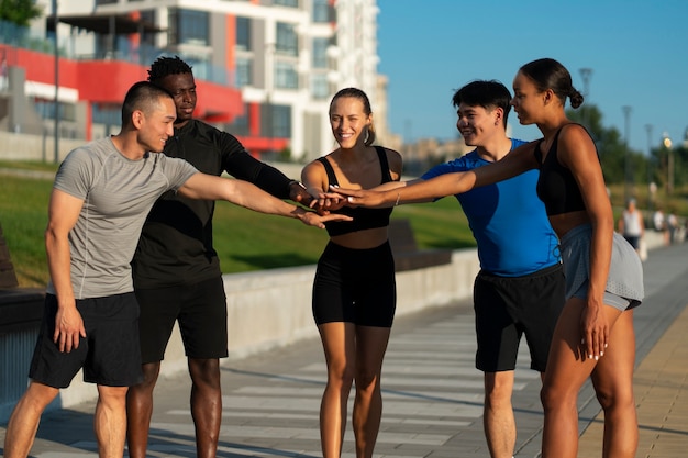 Foto gratuita vista lateral de amigos en forma al aire libre