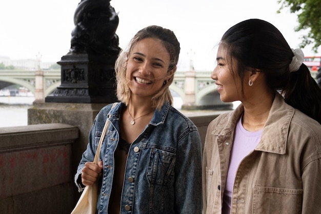 Foto gratuita vista lateral amigos sonrientes viajando juntos