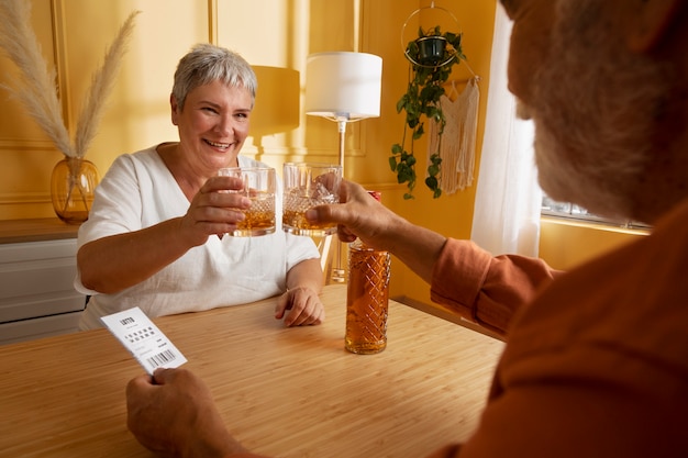 Foto gratuita vista lateral de ancianos con bebidas.