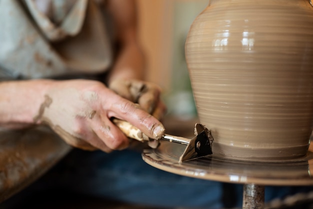 Vista lateral del artesano haciendo cerámica