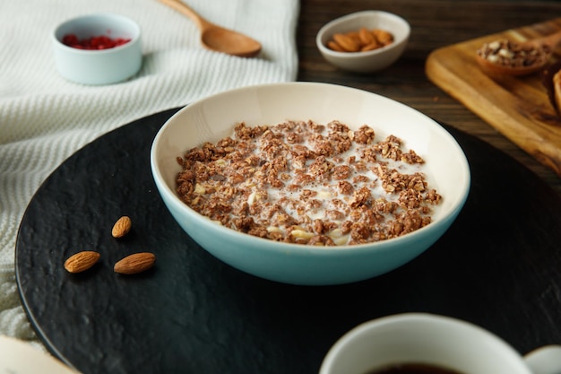 Foto gratuita vista lateral de avena con leche de nuez y almendras sobre salvamanteles sobre fondo de madera