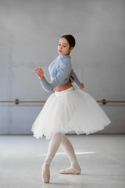 Foto gratuita vista lateral de la bailarina bailando en falda tutú y zapatos de punta