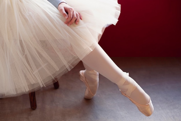Vista lateral de la bailarina en falda tutú y zapatos de punta