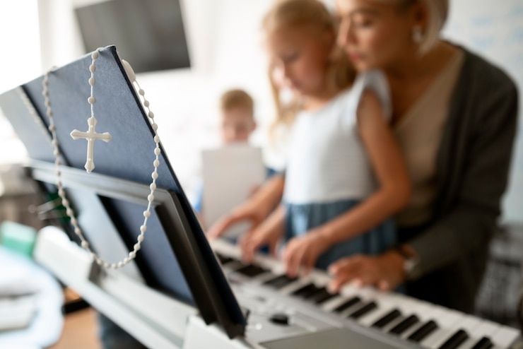 Foto gratuito vista lateral borrosa maestro y niño con piano