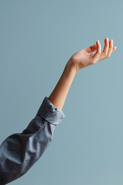 Foto gratuita vista lateral del brazo de la mujer con camisa