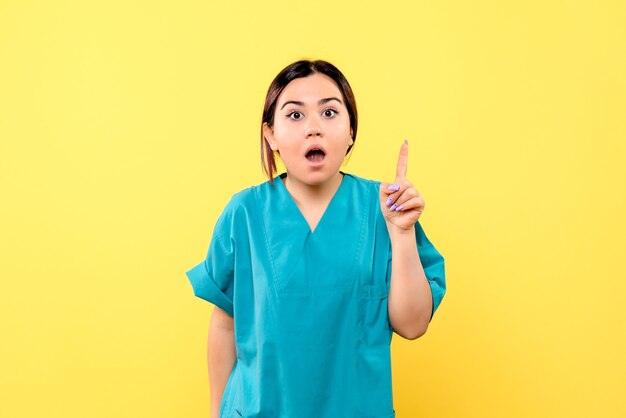 Vista lateral del buen médico que sabe curar a pacientes con coronavirus