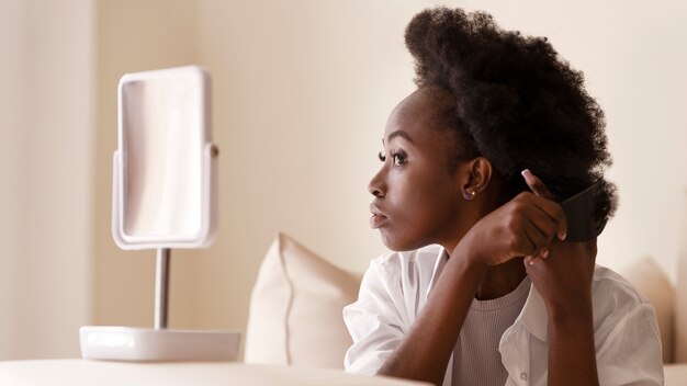 Vista lateral del cabello afro peinado de mujer