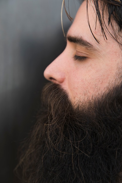 Foto gratuita vista lateral de la cara de un hombre con los ojos cerrados.