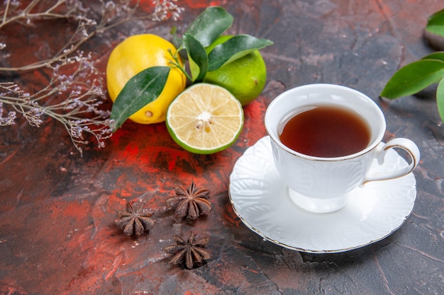 Vista lateral de cerca una taza de té una taza de té cítricos con hojas de anís estrellado sobre la mesa