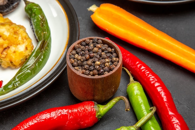 Foto gratuita vista lateral de cerca verduras pimienta negra pimientos picantes verduras asadas