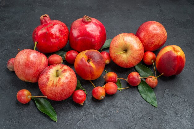 Vista lateral cercana frutas las apetitosas cerezas nectarinas manzanas granadas