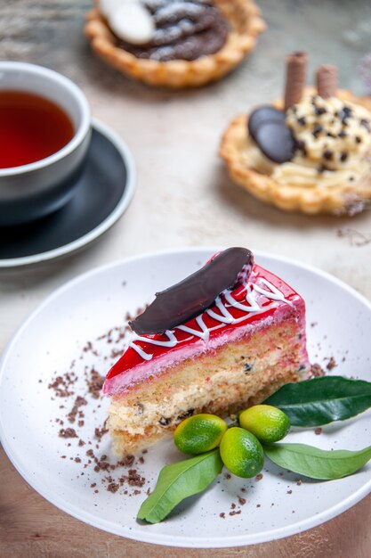 Vista lateral cercana un pastel un pastel con frutas cítricas una taza de té cupcakes canela anís estrellado