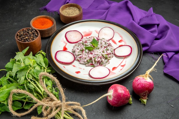 Vista lateral cercana de un plato un plato apetitoso hierbas rábano especias sobre el mantel púrpura