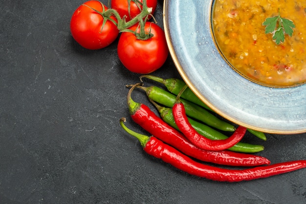 Foto gratuita vista lateral cercana sopa de lentejas la apetitosa sopa de lentejas tomates pimientos rojos y verdes