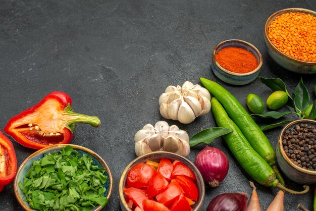 Vista lateral cercana verduras hierbas especias pimientos picantes tomates pimientos tazón de lentejas