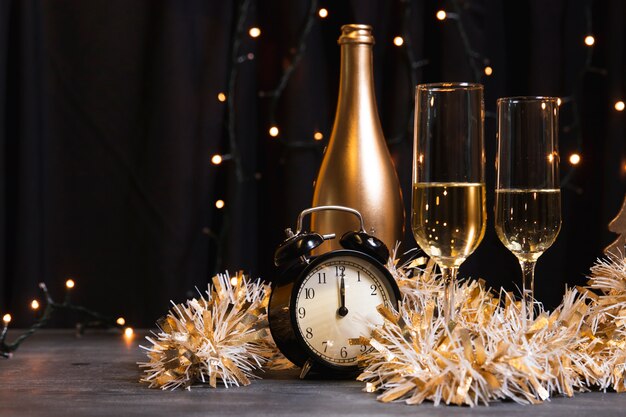 Vista lateral champagne para noche de año nuevo