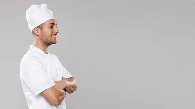 Foto gratuita vista lateral del chef masculino con espacio de copia