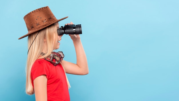 Foto gratuita vista lateral chica mirando con binoculares