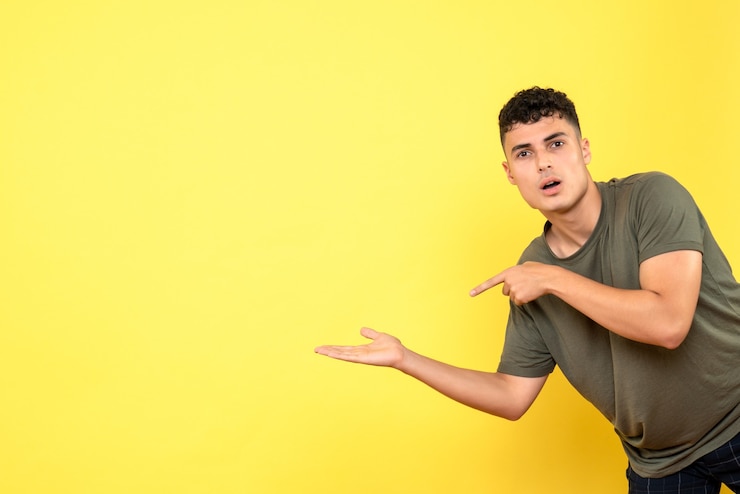 Foto gratuito vista lateral de un chico el chico sorprendido apunta a su palma