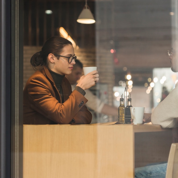 Foto gratuita vista lateral chicos en una cafetería