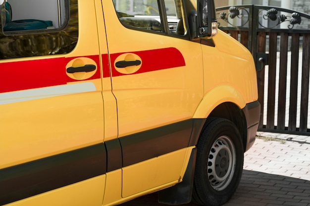 Foto gratuita vista lateral del coche de ambulancia estacionado