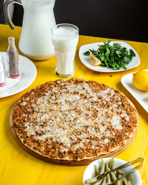 Vista lateral de la cocina turca tradicional lahmacun con queso de carne picada y limón