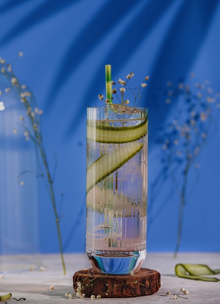Vista lateral del cóctel gin tonic español en un vaso sobre una base de madera
