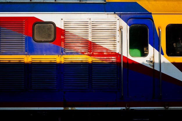 Vista lateral del colorido tren tailandés.