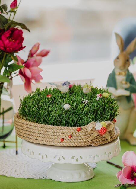 Vista lateral del concepto de celebración de primavera de vacaciones de novruz azerbaiyán nacional hierba de trigo semeni en soporte de cerámica en la pared verde