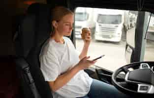 Foto gratuita vista lateral conductora profesional femenina en camión