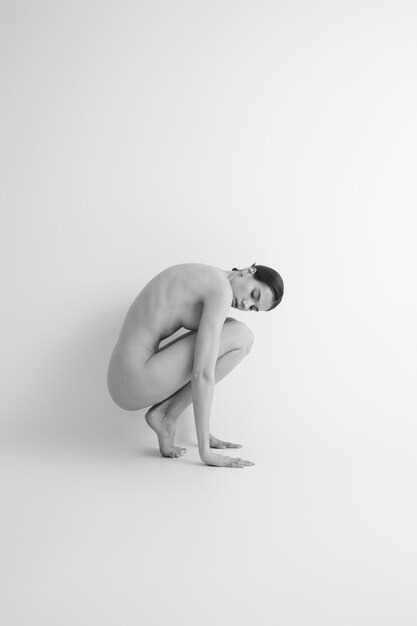 Vista lateral de la desnudez en blanco y negro de la mujer