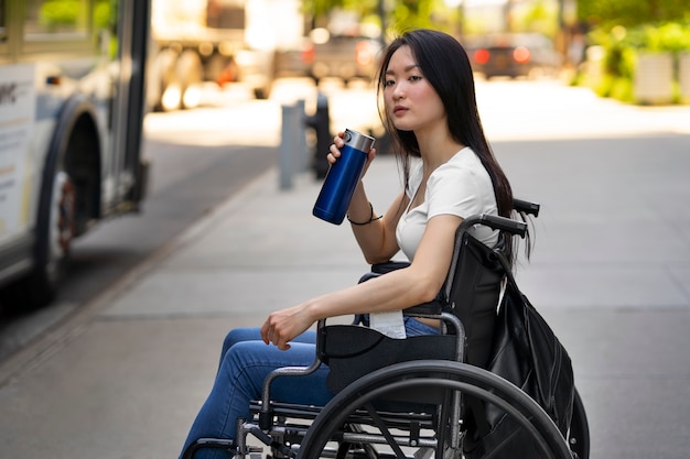 Vista lateral discapacitada mujer sosteniendo matraz