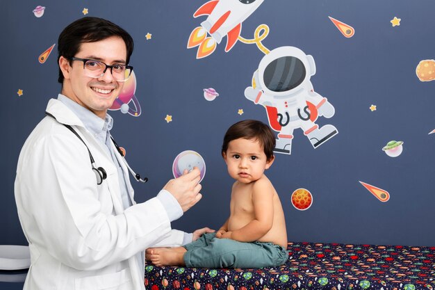 Vista lateral doctor examinando niño