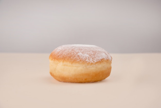 Vista lateral de donut con polvo