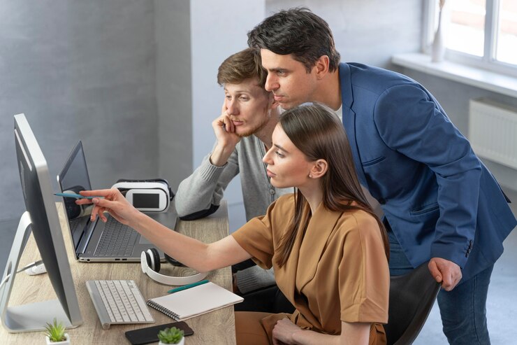 Foto gratuito vista lateral del equipo de profesionales que trabajan con nuevas tecnologías.