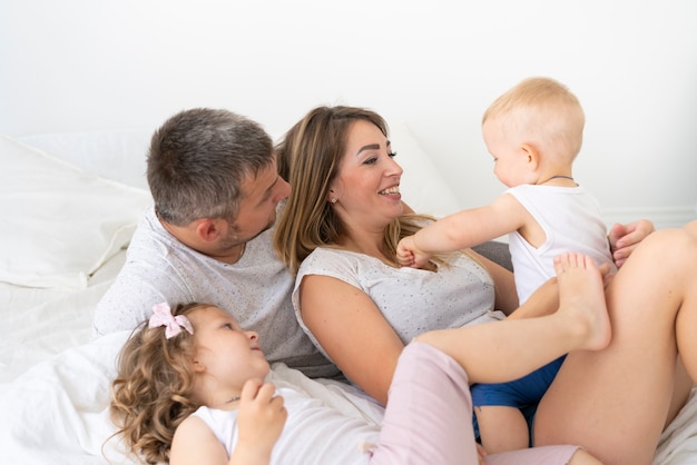 Vista lateral familia feliz con niños