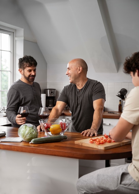 Foto gratuita vista lateral familia queer preparando comida