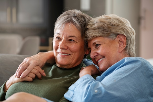 Foto gratuita vista lateral feliz pareja de ancianos queer