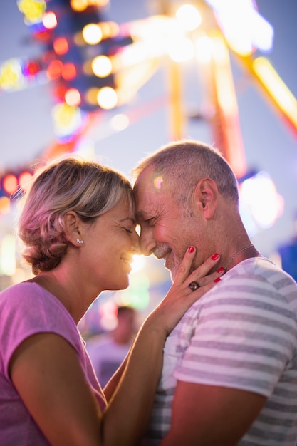 Foto gratuita vista lateral feliz pareja en el parque