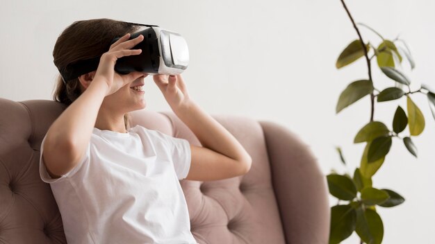 Vista lateral firme con casco de realidad virtual