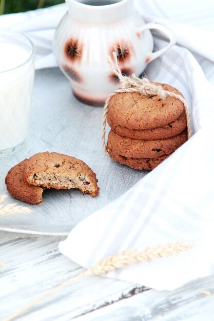 Vista lateral de las galletas de avena con pasas de uva en blanco