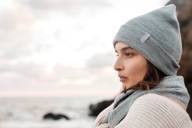 Foto gratuita vista lateral de la hermosa mujer posando en la playa con espacio de copia