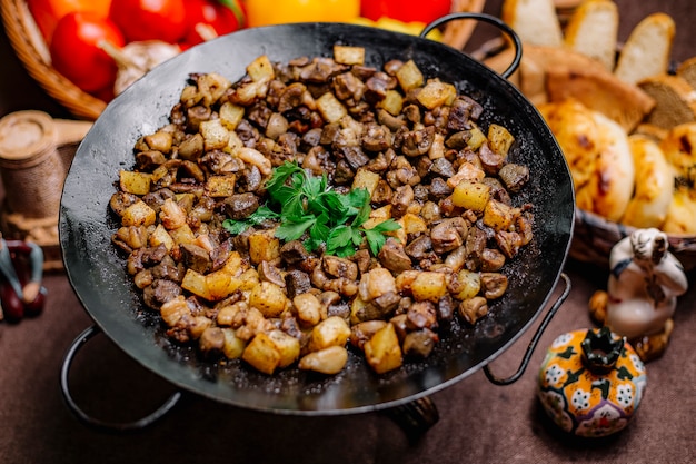 Foto gratuita vista lateral de hígado de cordero a la parrilla con patatas y verduras