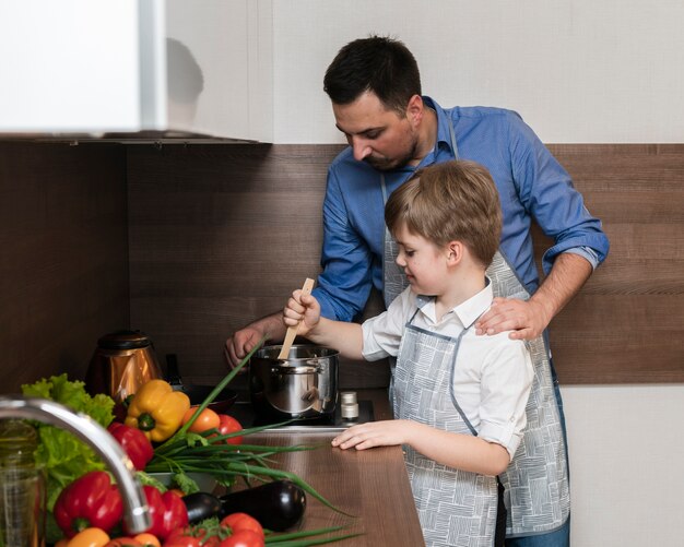 Vista lateral hijo y padre cocinando juntos