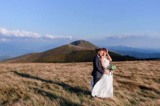 Vista lateral de la historia de amor de una hermosa pareja al aire libre en un día soleado