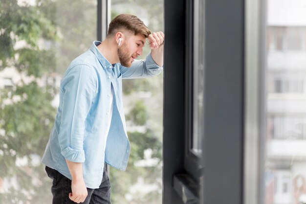 Vista lateral hombre con airpods