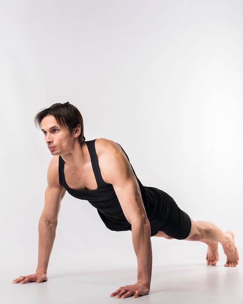 Vista lateral del hombre atlético haciendo flexiones